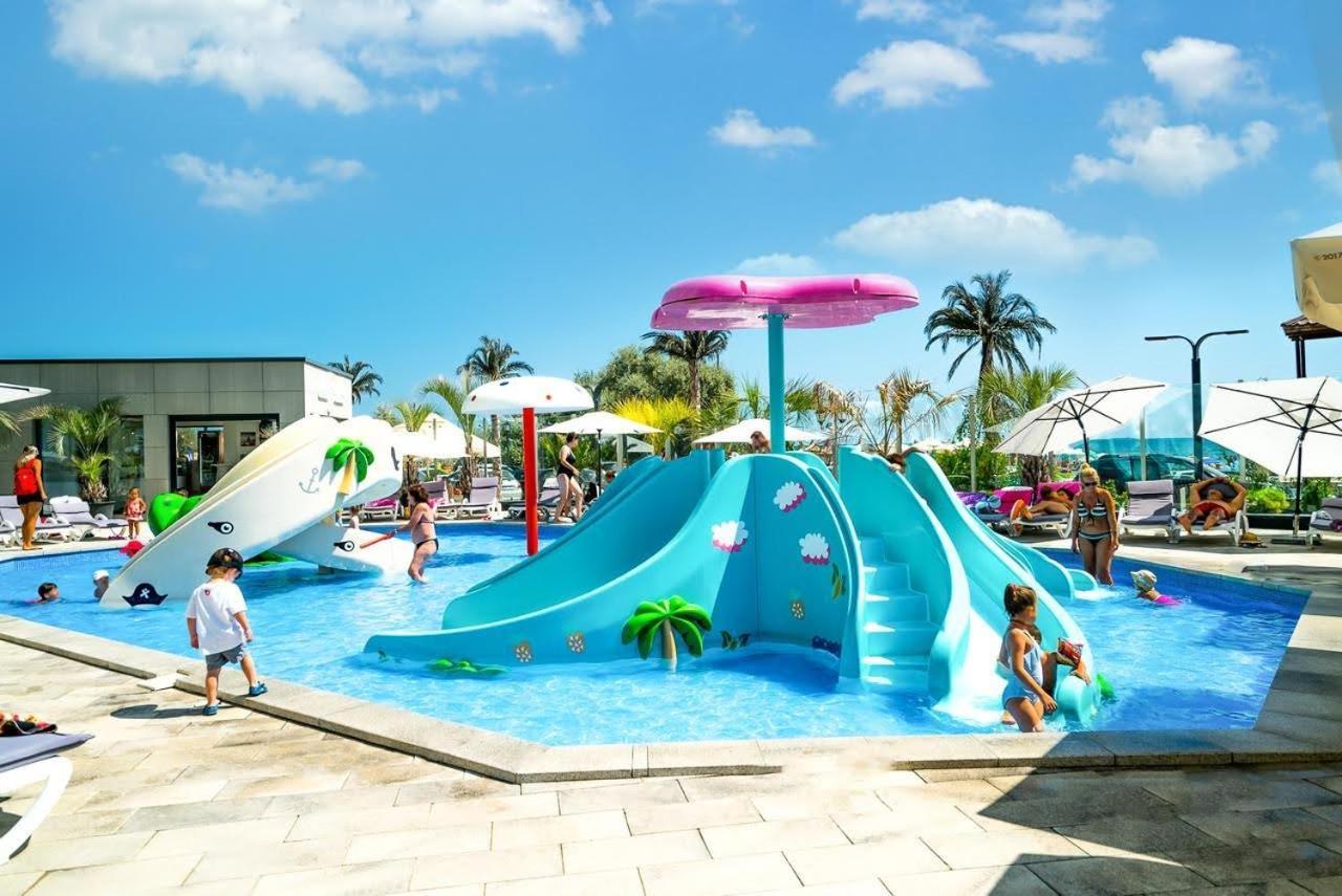 Mur Apartament Alezzi Beach Resort Năvodari Kültér fotó